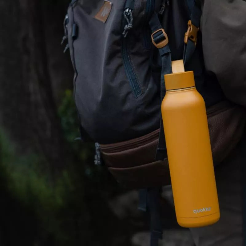 Quokka Vientisas su dirželiu – 630 ml nerūdijančio plieno termo butelis su dirželiu (Garstyčių spalvos)