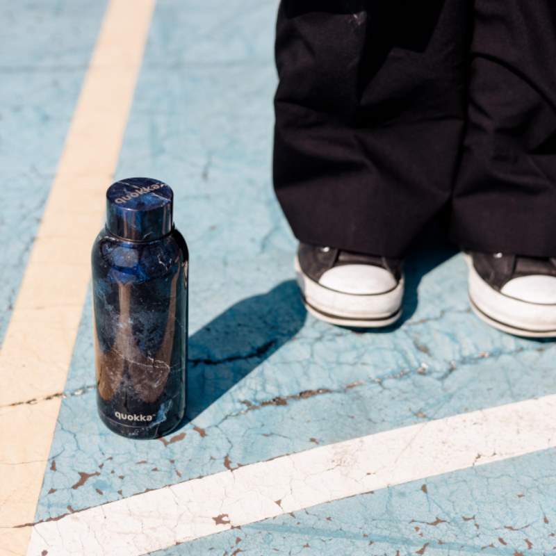 Quokka Solid - Nerūdijančio plieno termosinė talpyklė 510 ml (Juodas marmuras)