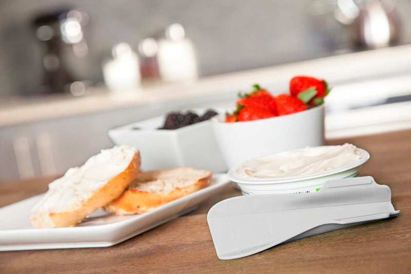 Quirky Scoop – baltas matavimo šaukštelis ir mentelė