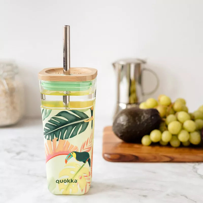 Quokka Liquid Cube – Stiklinis puodelis 540 ml su nerūdijančio plieno šiaudeliu (Tropiniai tukanai).