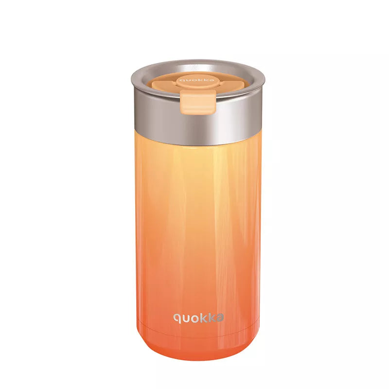 Quokka Boost kavos kelioninis puodelis – Termo puodelis su filtru iš nerūdijančio plieno 400 ml (Abrikosų oranžinė)