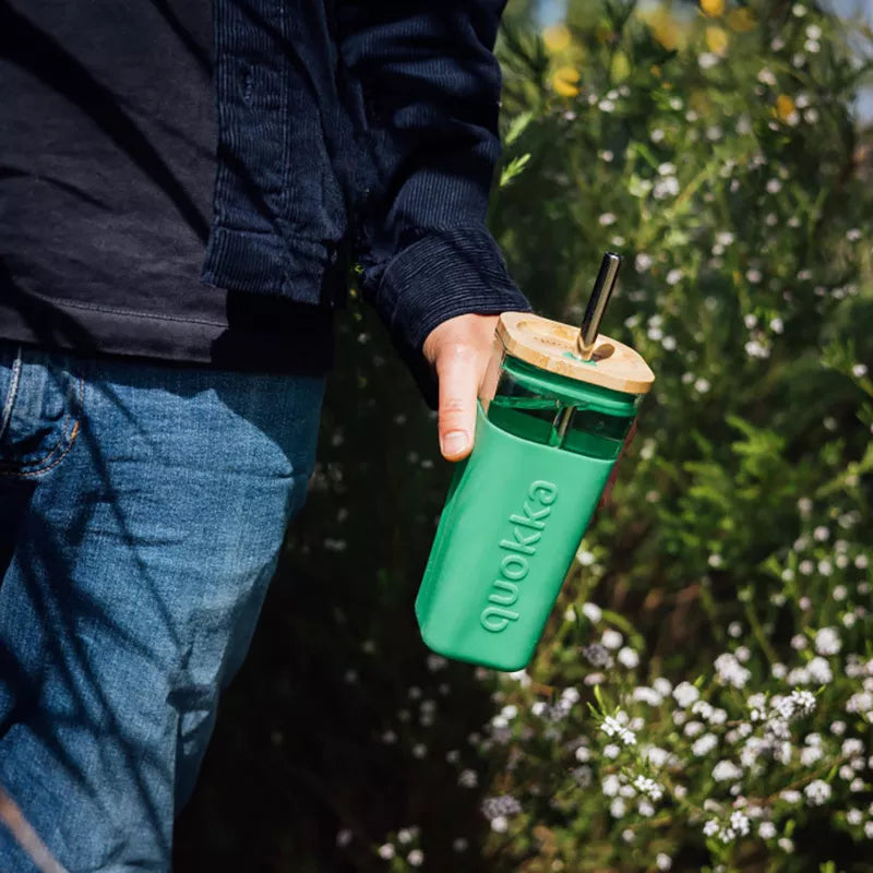Quokka Liquid Cube – Stiklinis puodelis 540 ml su nerūdijančio plieno šiaudeliu (Žalias)