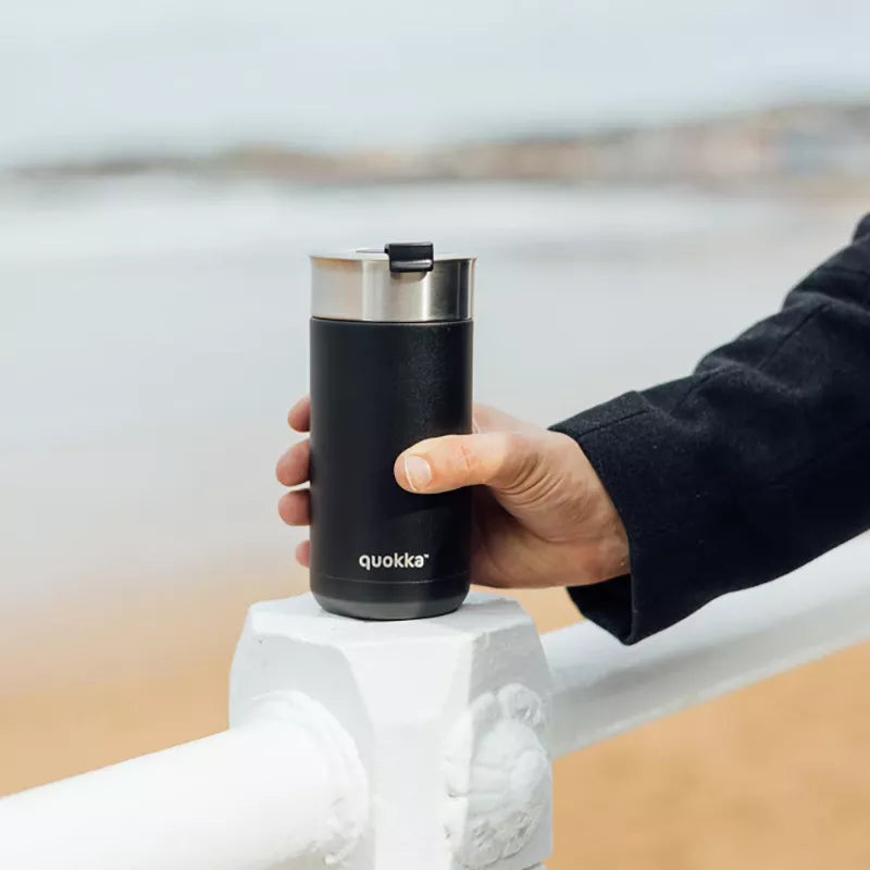 Quokka Boost kelioninis puodelis kavai – nerūdijančio plieno termosinė puodelio su įmontuotu "brewer" 400 ml (Anglies juoda)